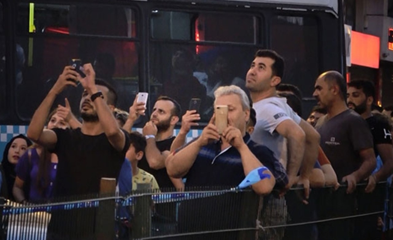 İntihar girişimini görüntülemek için birbirleriyle yarıştılar