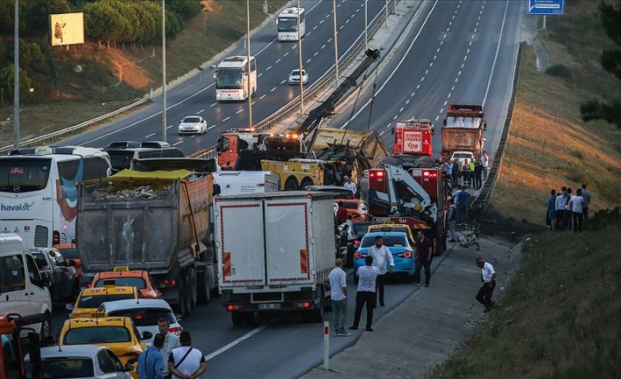 İstanbul Havalimanı yolu kaza sonucu trafiğe kapatıldı