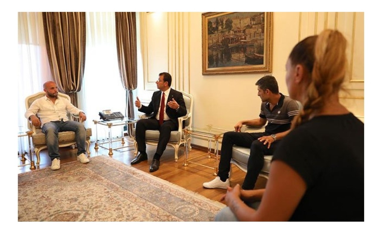 İşten çıkarılan işçilerle görüşen İmamoğlu: "İşinin ehli olan CV bıraksın"