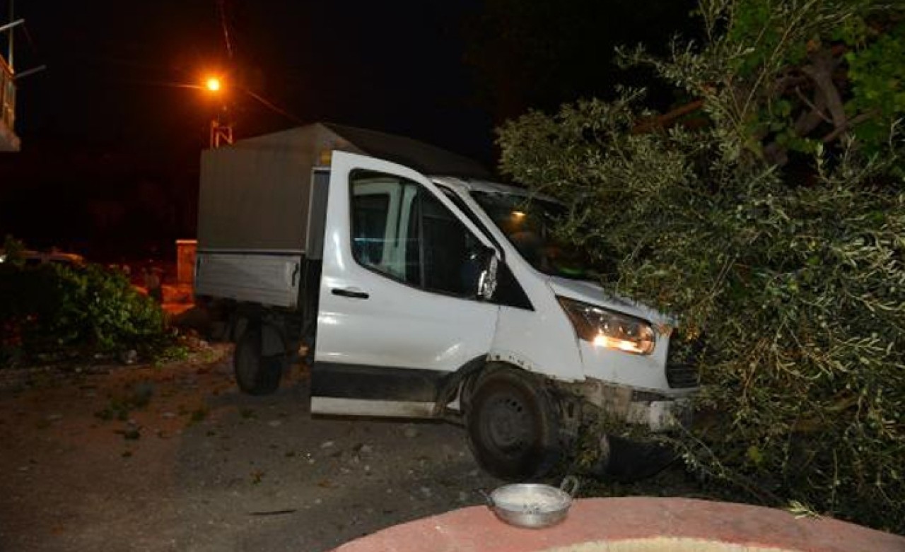 Kamyonet evin bahçesine daldı