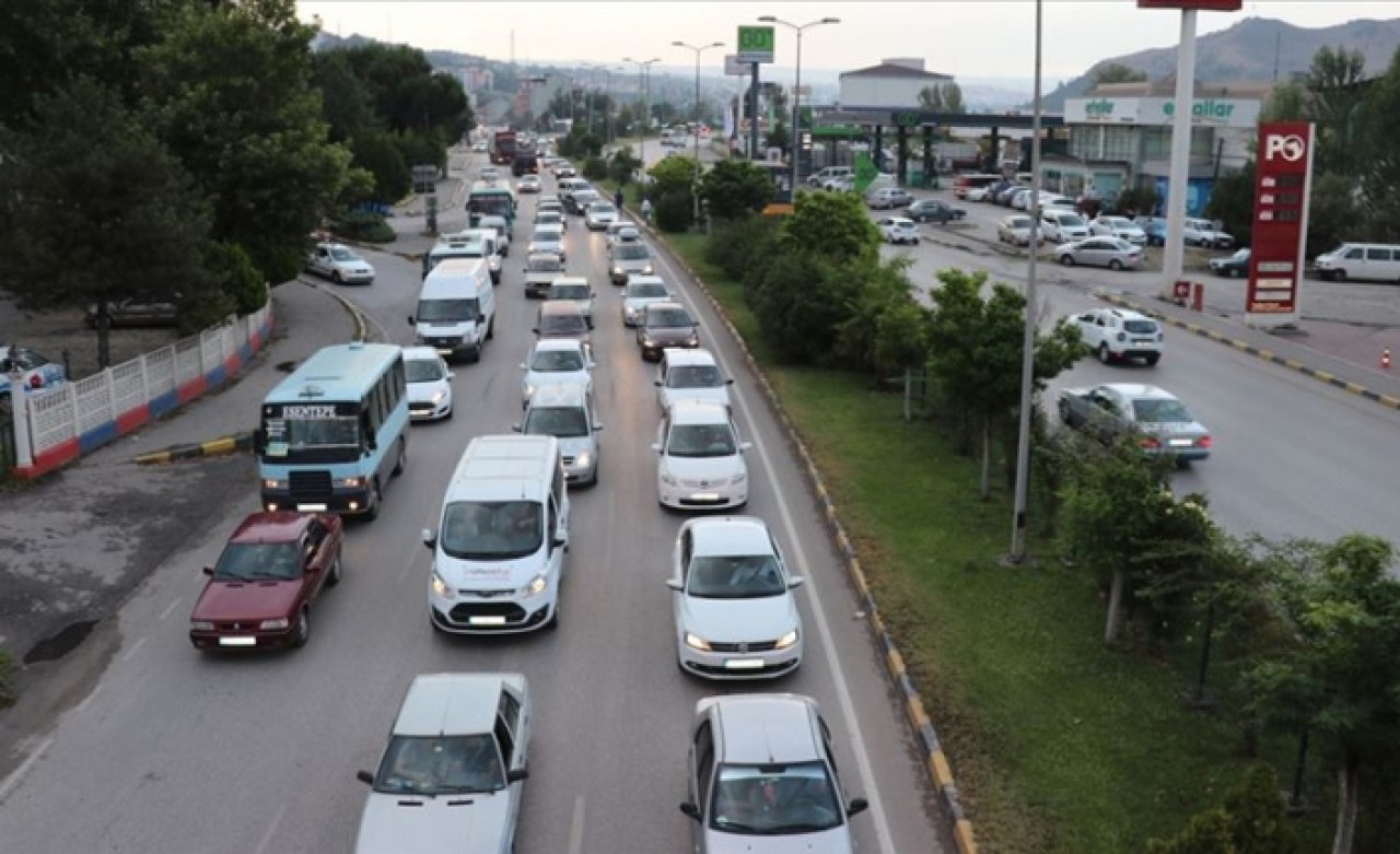 Karadeniz'den dönen tatilciler Karabük'te yoğunluk oluşturdu