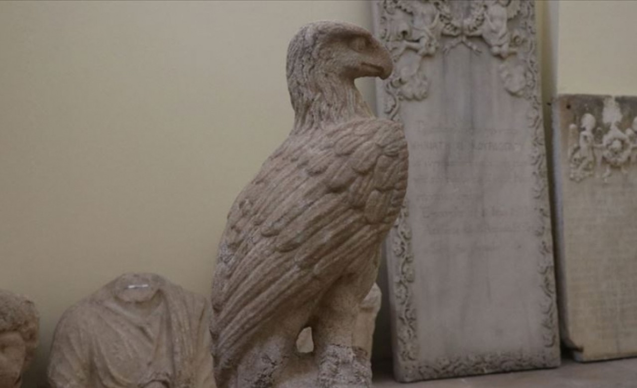 Kınık Höyük'te kartal heykelleri bulundu