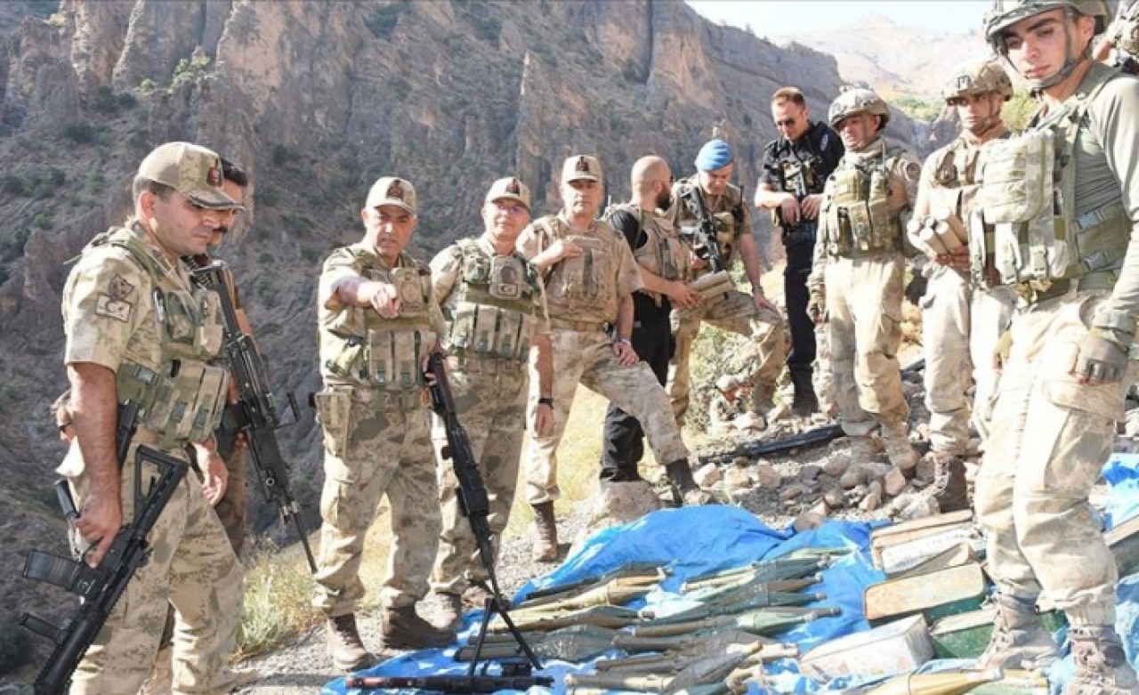 Kıran Operasyonu'nda PKK'ya ait silah ve mühimmat deposu bulundu