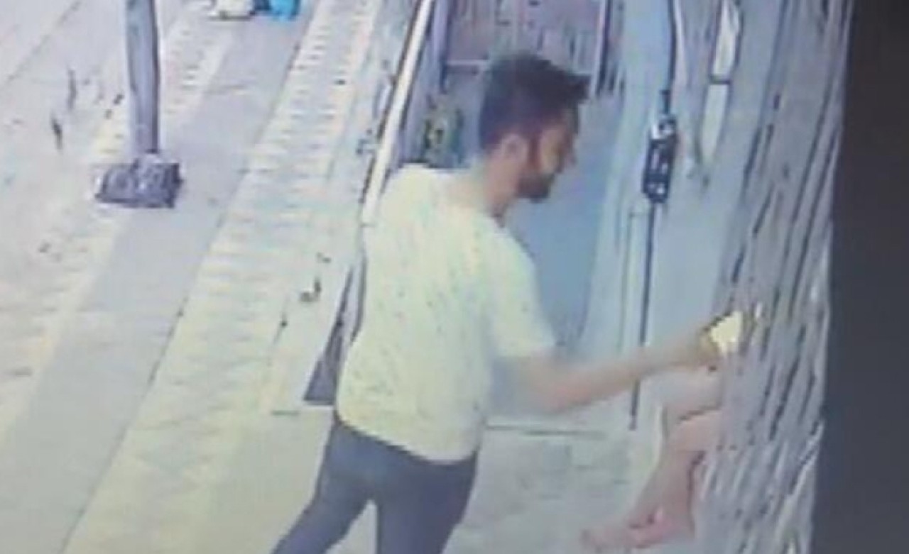 Küçük çocuğu camda telefonla oynarken görünce... Şoke eden anlar!