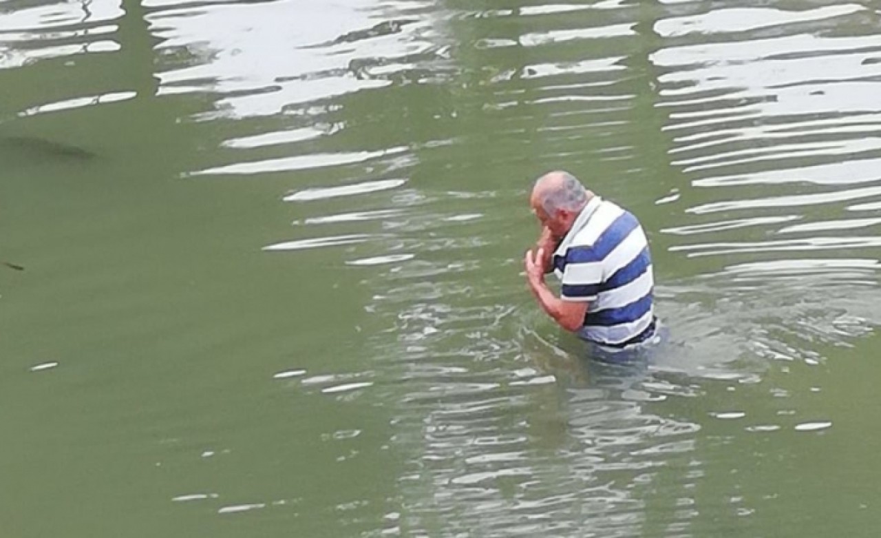 Linç edilmekten korkup dereye atlayan taciz şüphelisi bayılma numarası yaptı