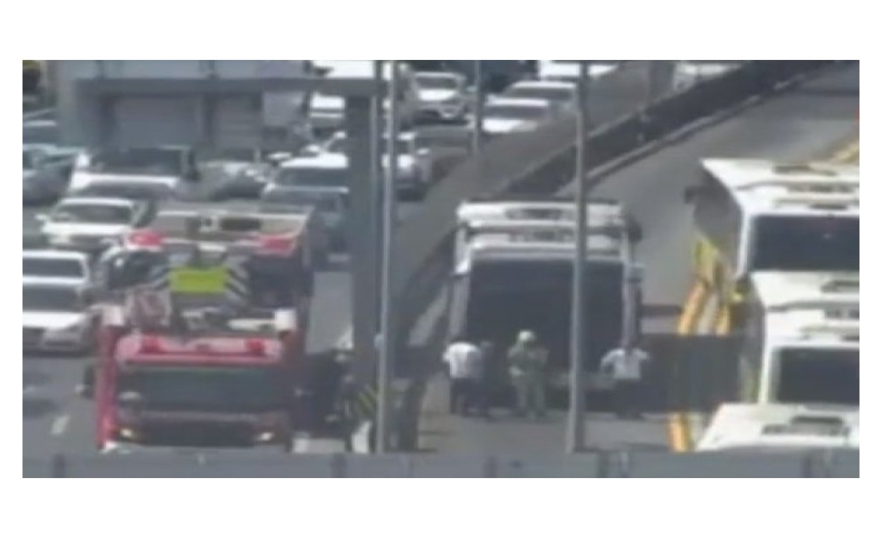 Metrobüste korkutan yangın: Yolcular tahliye edildi