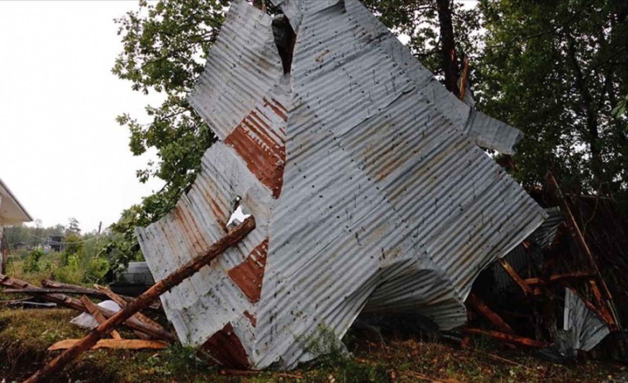 Ordu'da şiddetli rüzgar çatıları uçurdu