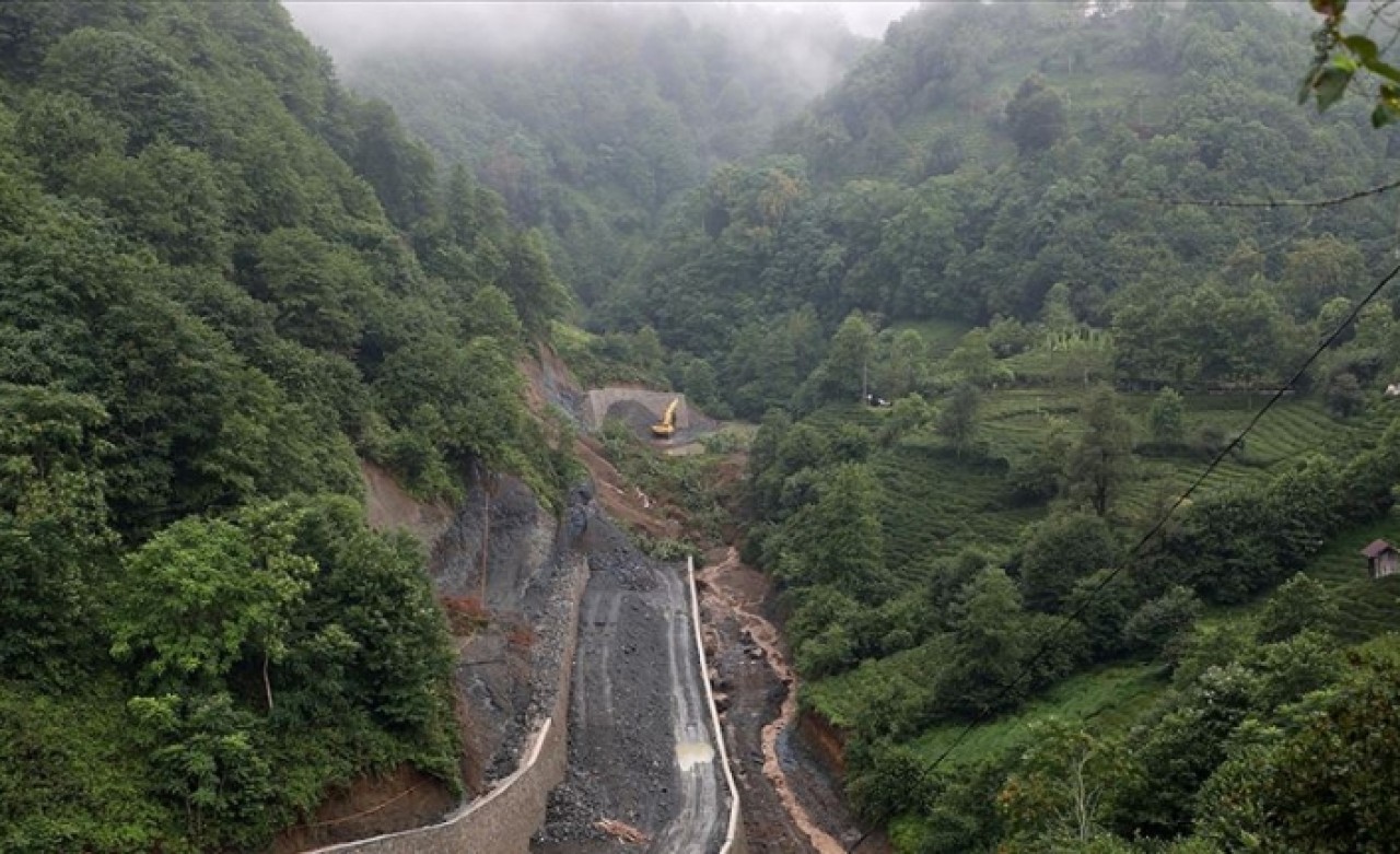 Rize'de heyelan! Yol trafiğe kapatıldı