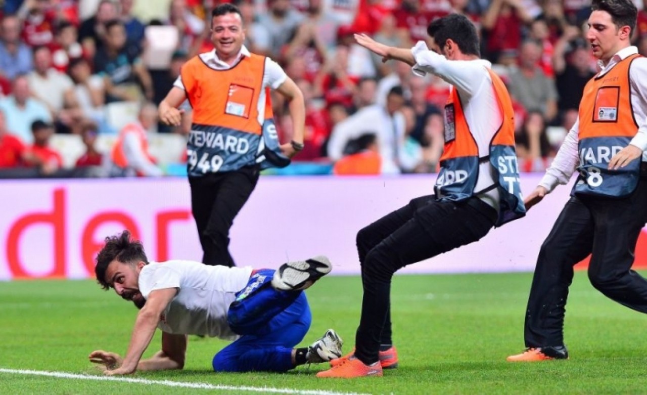 Sahaya atlayan YouTuber saniyede 20 takipçi kaybediyor