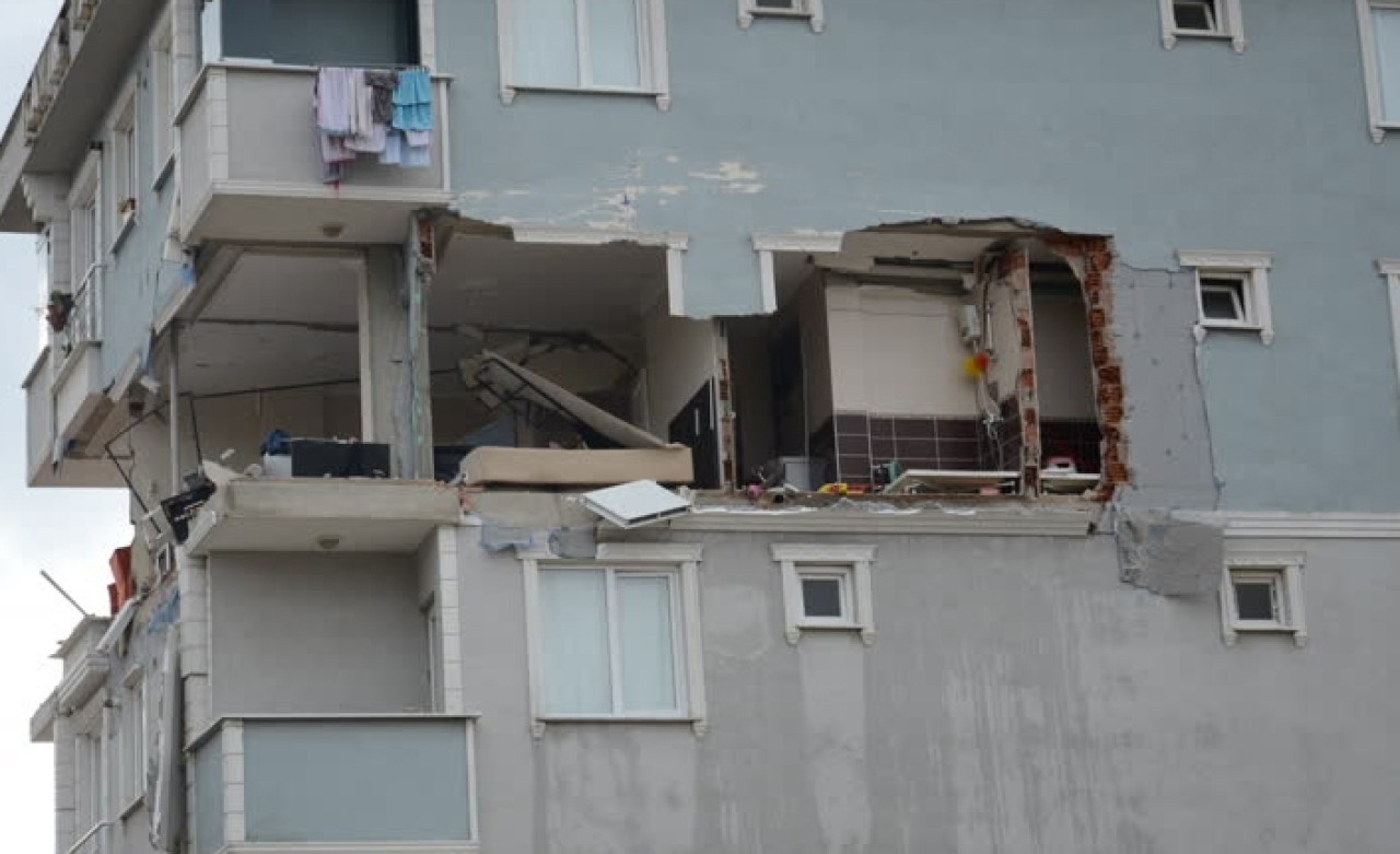 Sancaktepe'de evde patlama! Dairenin duvarları yıkıldı