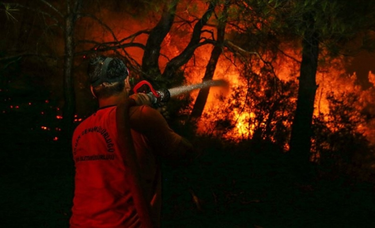 Seferihisar ve Menderes'deki yangınlar yerleşim merkezlerinden uzaklaştırıldı