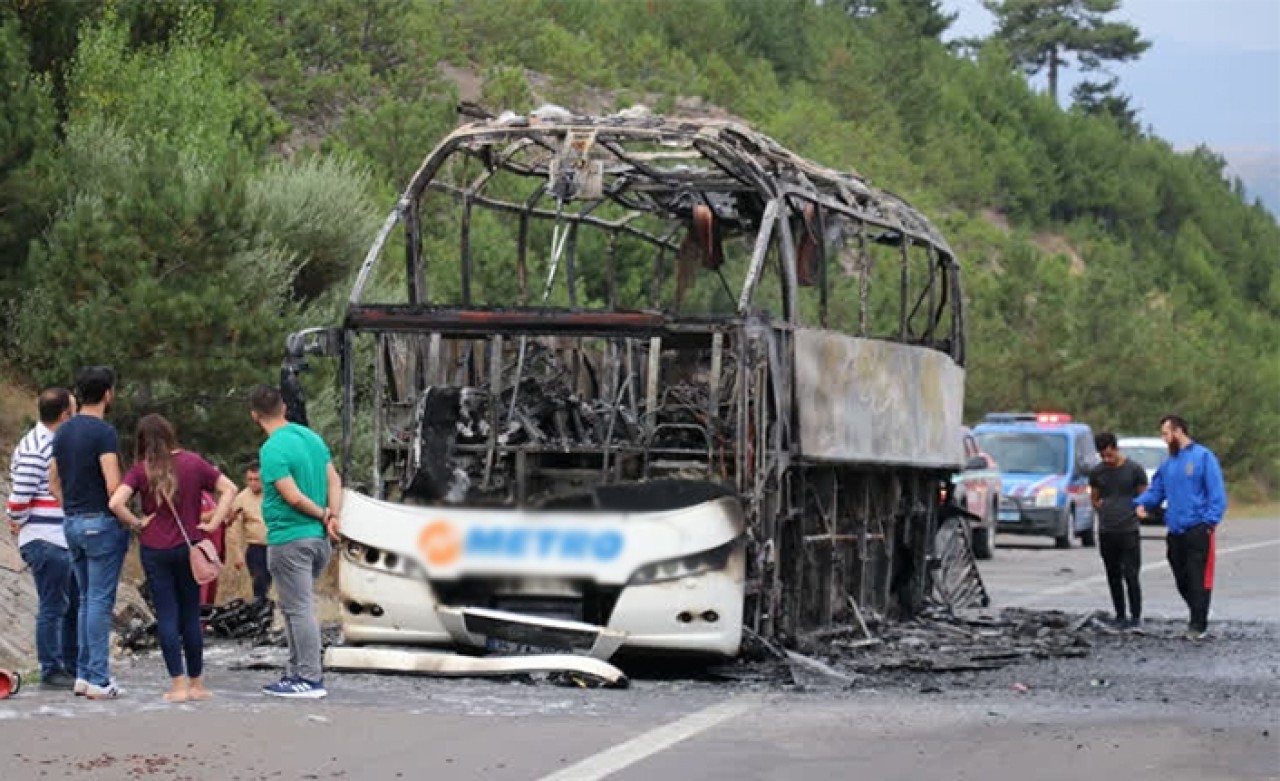 Seyir halindeki yolcu otobüsü yandı