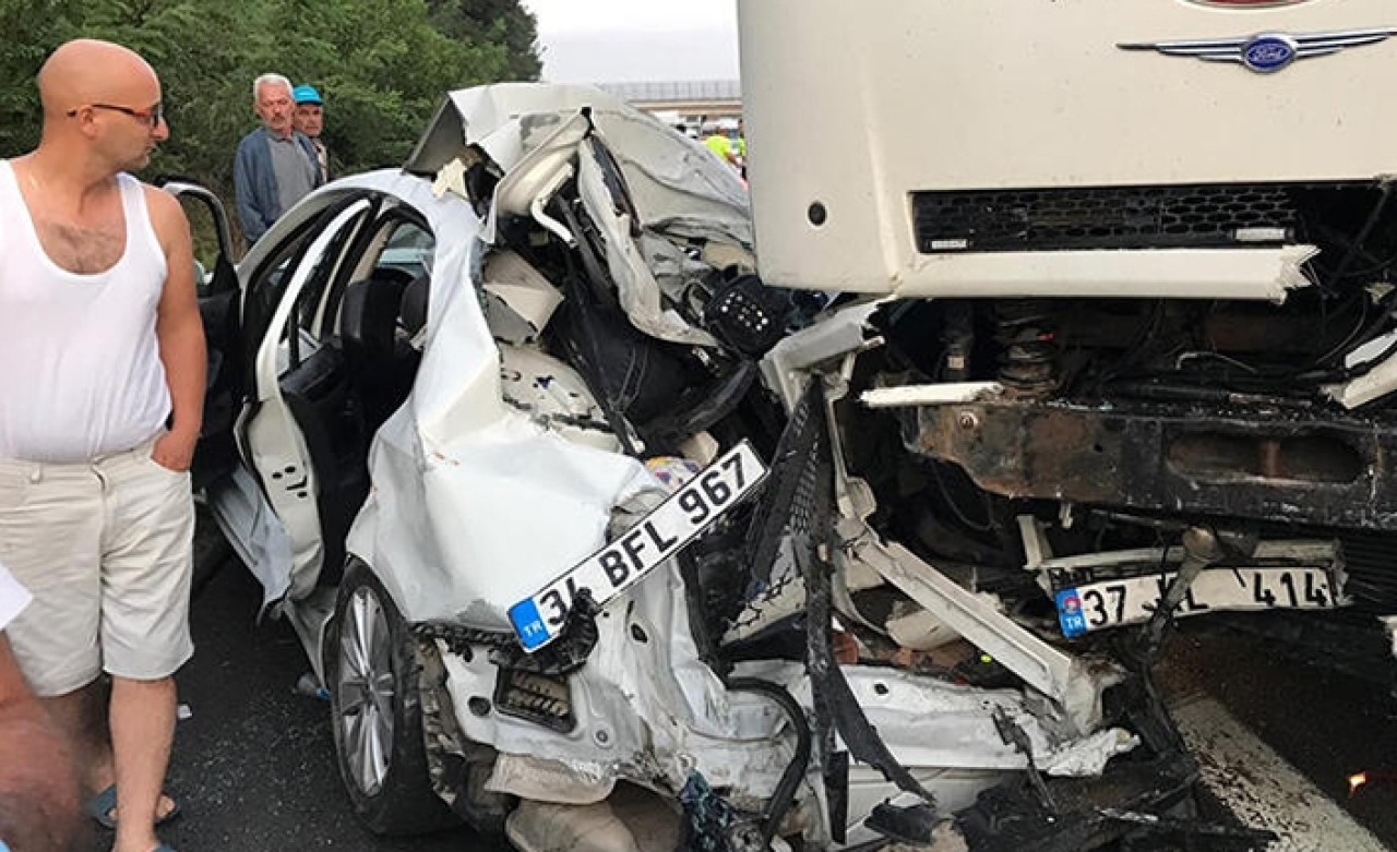 TEM'de zincirleme kaza... Çok sayıda yaralı var