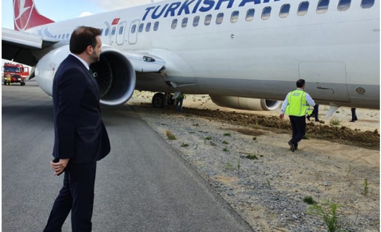 THY uçağı taksi yolundan çıktı,  yolcular tahliye edildi