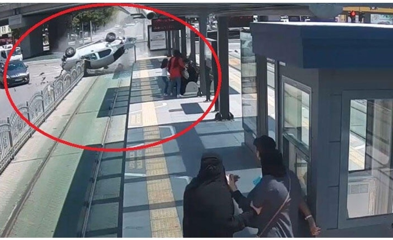 Tramvay yolunda akılalmaz kaza! Yolcu dolu durağa saplandı