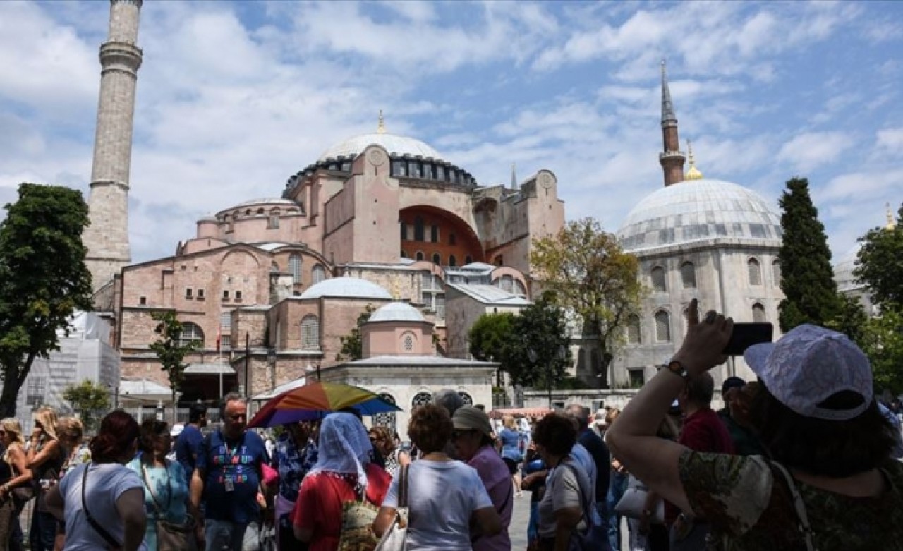 Turistler 'giyim ve ayakkabı'ya 1, 5 milyar dolar harcadı