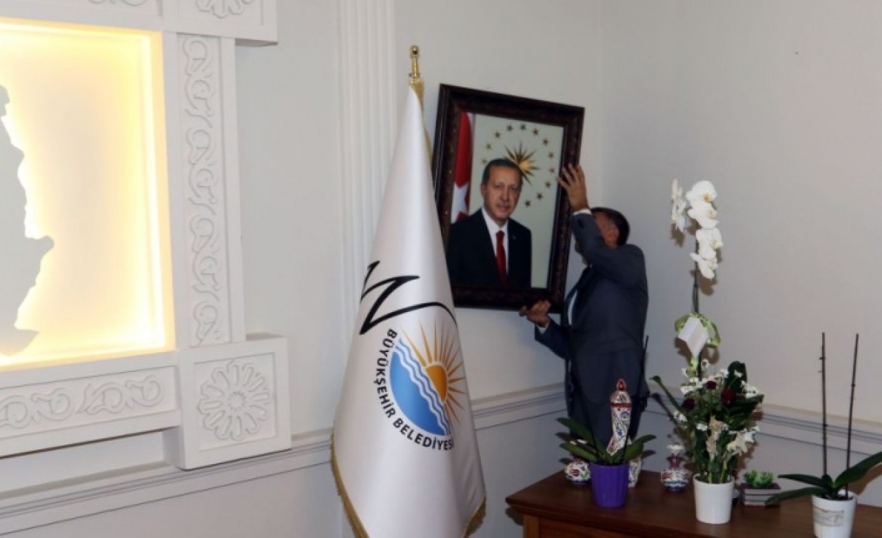 Van'a yeni Belediye Başkanı olarak atanan Vali Bilmez,  ilk iş olarak makam odasına Erdoğan'ın fotoğrafını astı