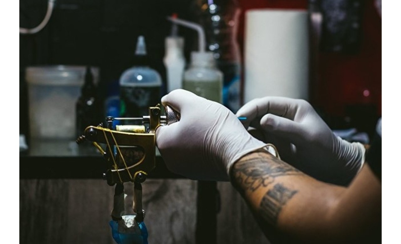 Yeni Akit Gazetesi yazarından dövme yorumu: 'Kültür revizyonuna uğratıyor,  caiz değil'