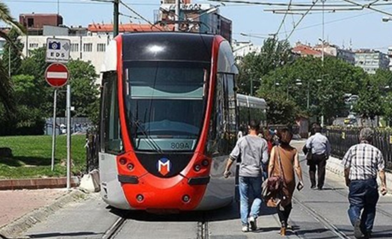Zeytinburnu'nda tramvay yoldan çıktı