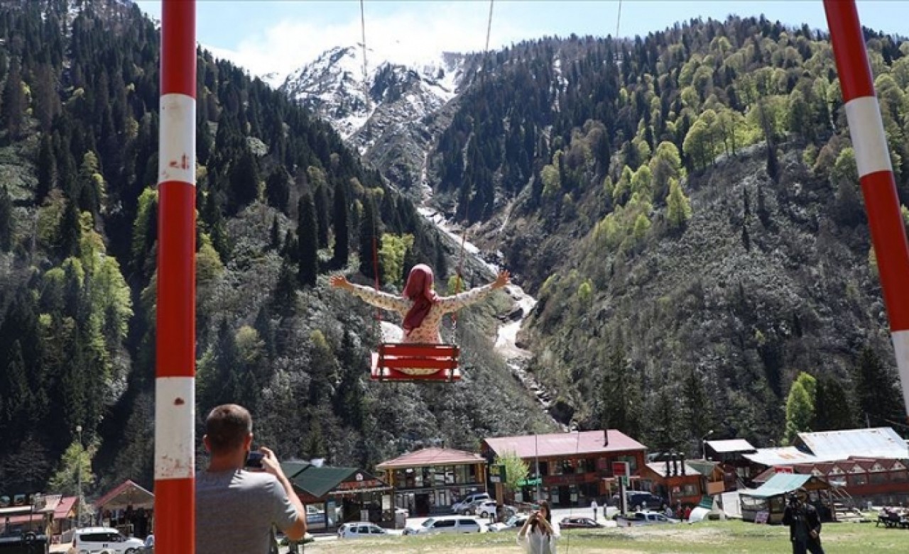 Ayder Yaylası'ndaki salıncaklar kaldırılmaya başlandı