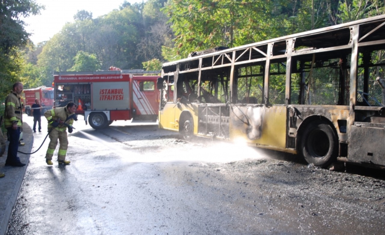 Beykoz'da seyir halindeki İETT otobüsü yandı!