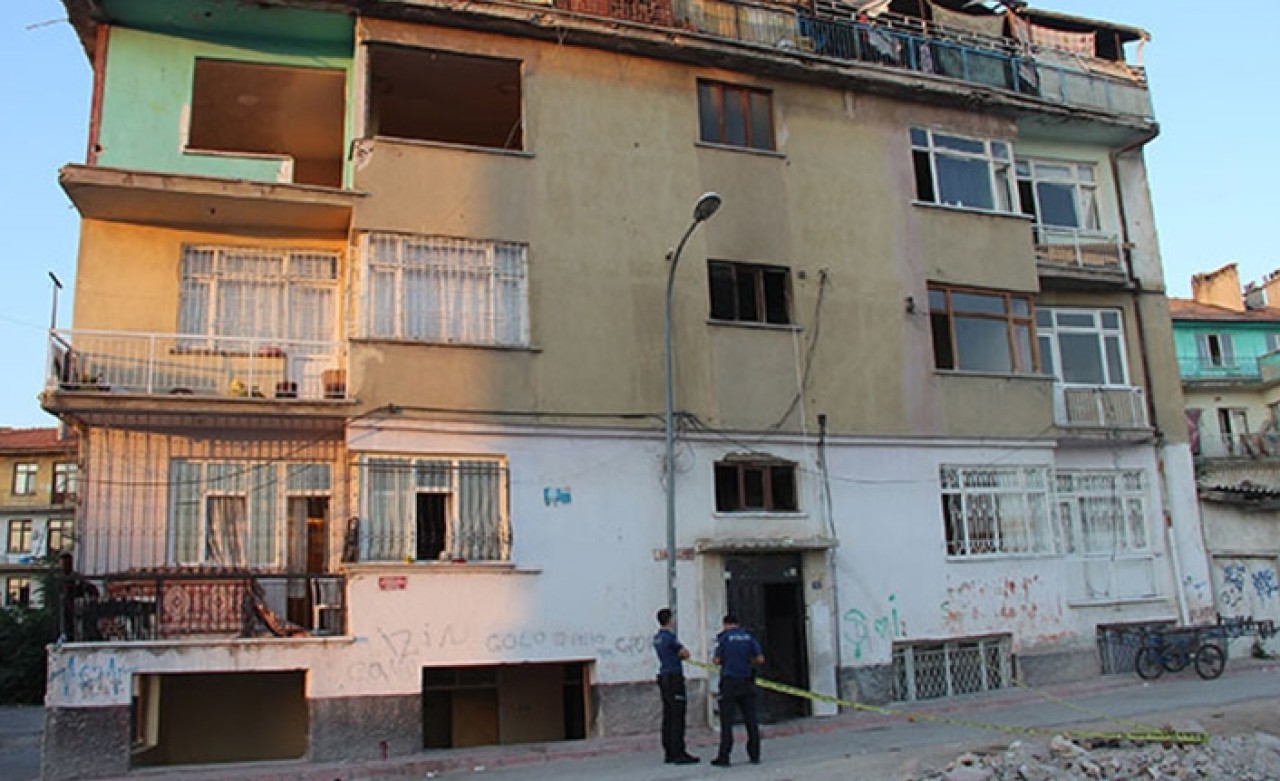 Eşinin başka erkekle yaşadığını iddia edip pompalı tüfekle öldürdü