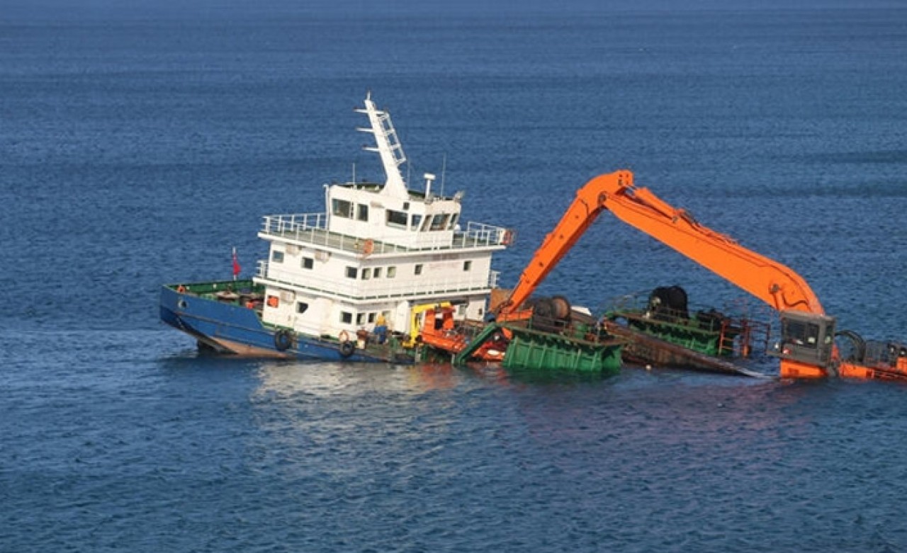 Gemi karaya oturdu,  mürettebat yardım çağırmadı