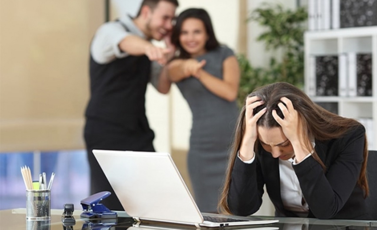 İş Yerinde Dedikodu Yapanlar Dikkat!