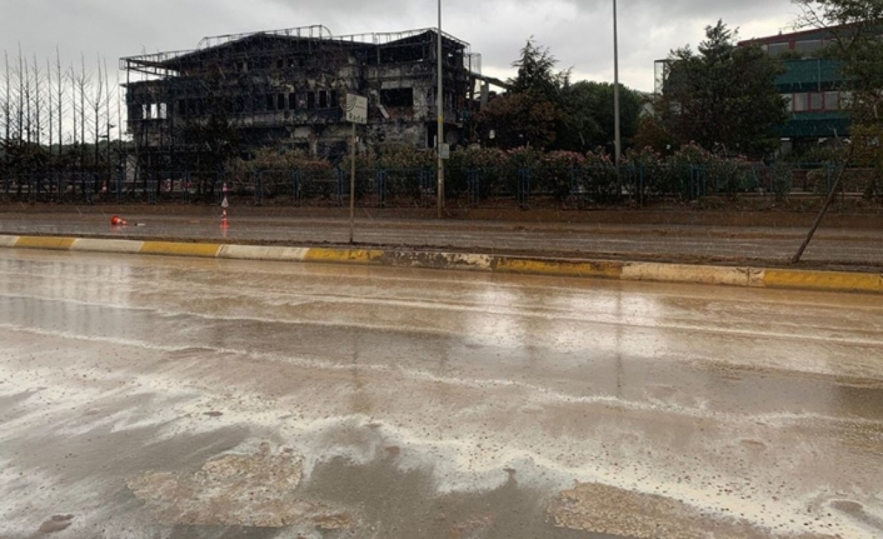 İstanbul'daki Yağmurdan Sonra Korkutan Görüntü!