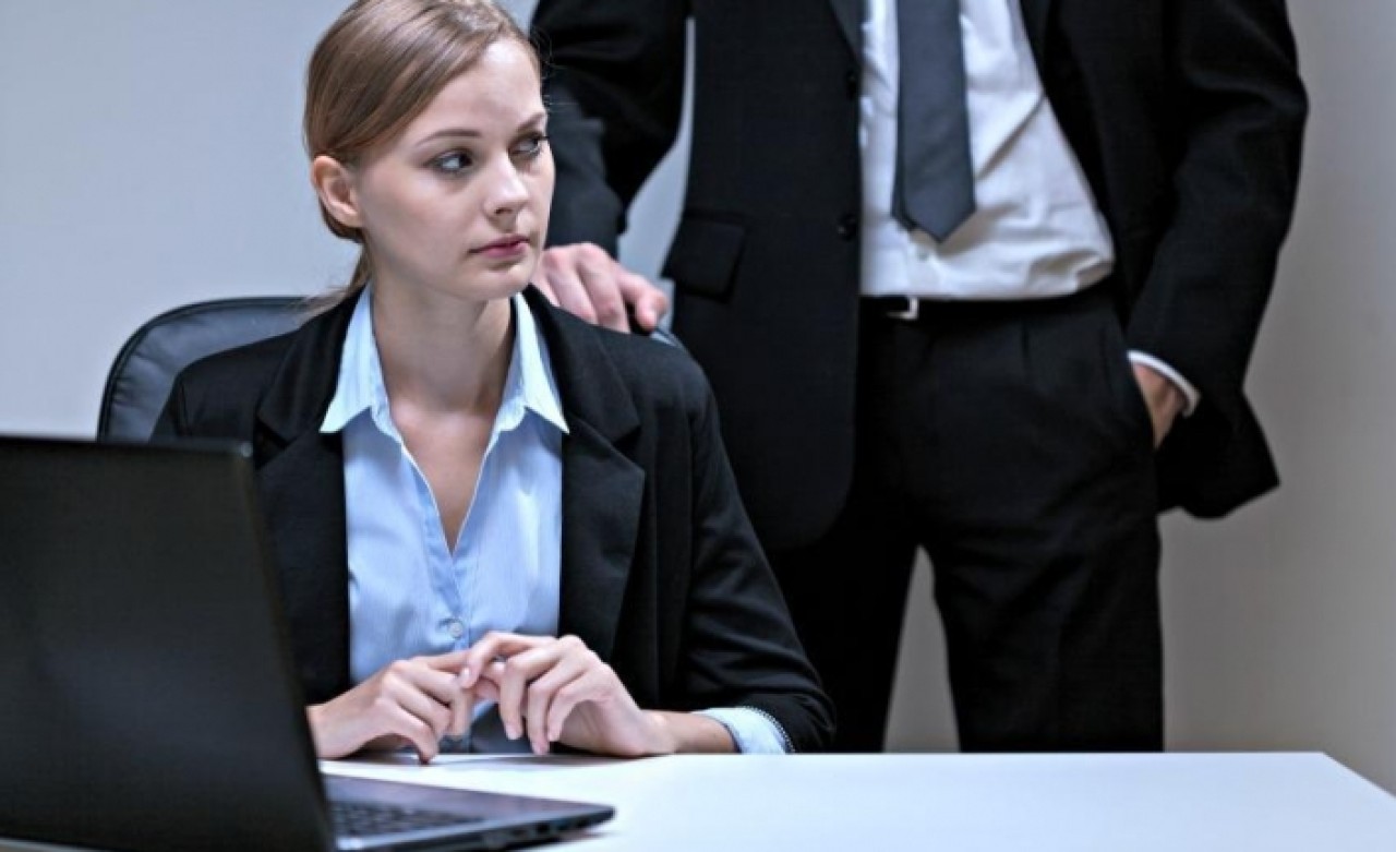 İşyerinde 'Bakışlarıyla Taciz Etmek' Kovulma Sebebi!