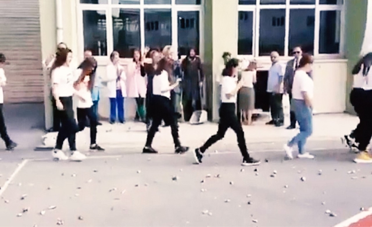 Kadıköy'de Lisedeki Skandal Geleneğe Tepkiler Sürüyor!