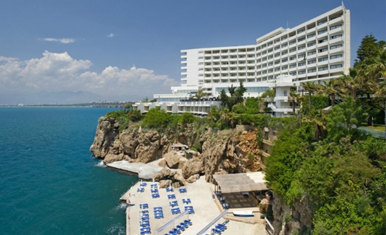 Koç'un Çürüyen Oteline Flaş Talip!