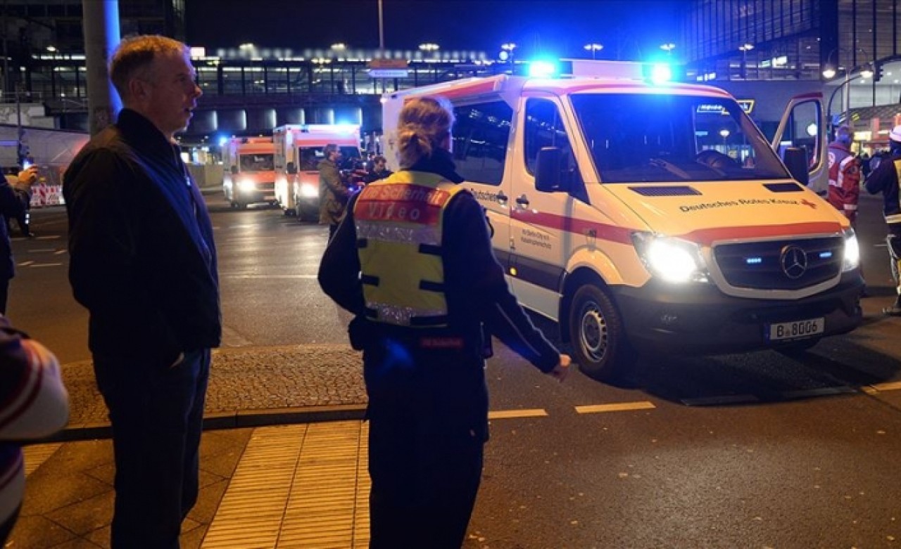 Konserde fırtına nedeniyle sahne çöktü: Çok sayıda yaralı var
