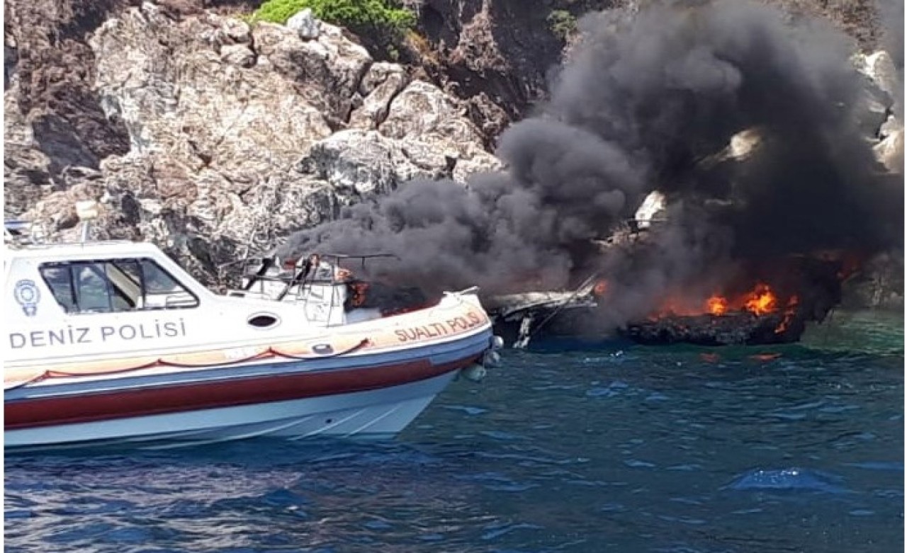 Lüks yatta yangın çıktı! Denize atlayarak kurtuldular