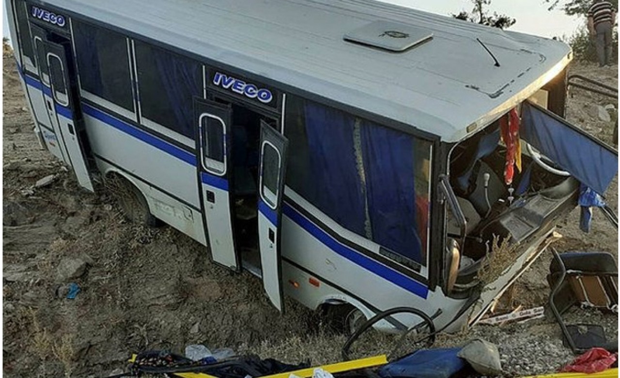 Manisa'da feci kaza! İşçileri taşıyan midibüs devrildi: Çok sayıda yaralı