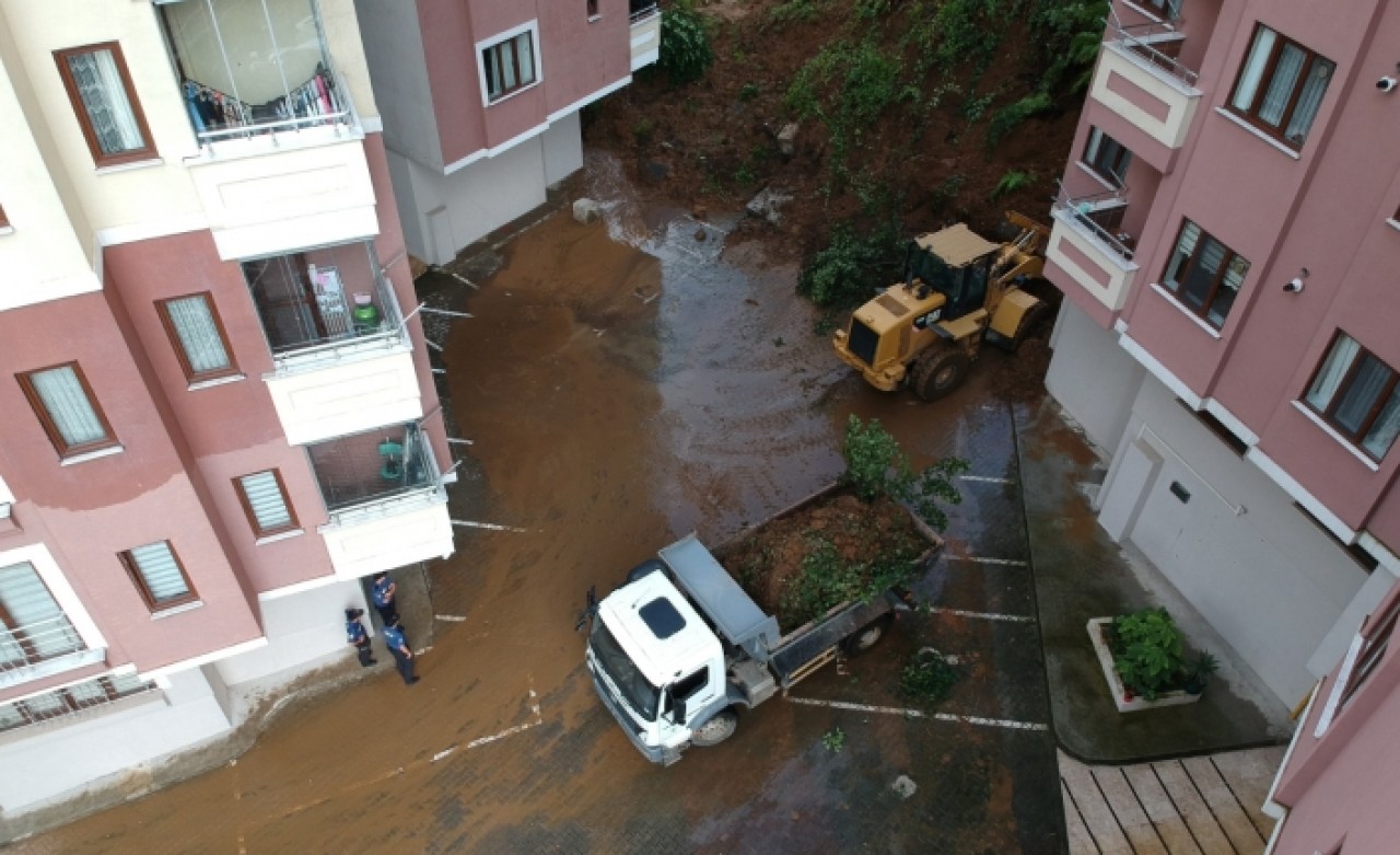 Rize'de şiddetli yağış! Sitenin istinat duvarı çöktü,  4 araç hasar gördü