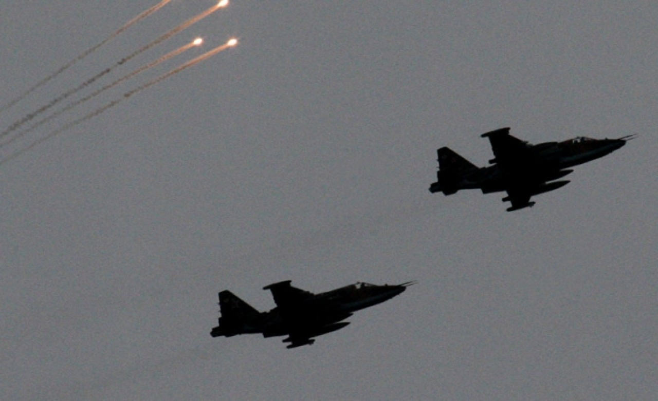 Rusya'ya ait Su-25 savaş uçağı düştü: Pilotlar paraşütle atladı