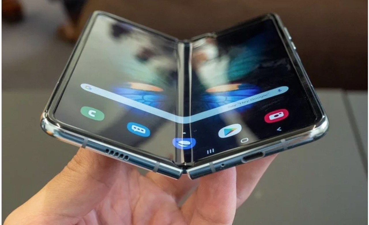 Samsung'un Katlanabilen Telefon Fiyatı Dudak Uçuklattı!