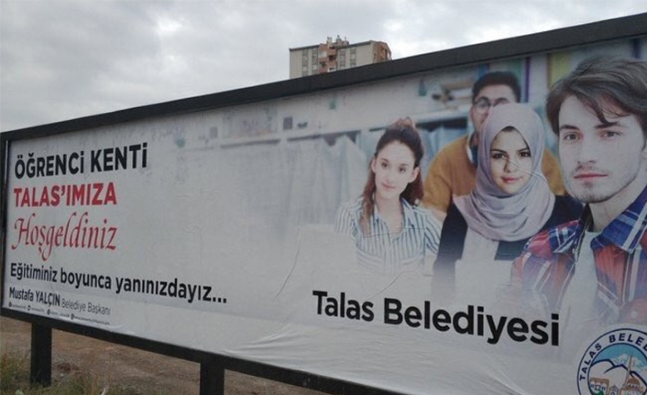 Selena Gomez'e Shop İle Başörtüsü Yaptılar