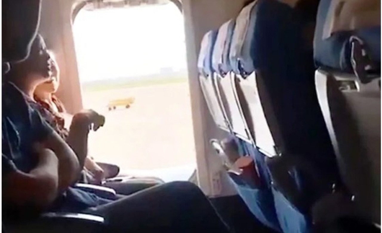 Uçak Kalkarken Acil Çıkış Kapısını Açtı!