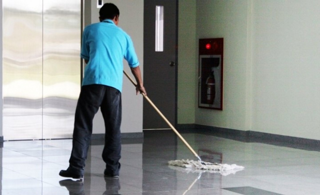 Temizlik işçisinden örnek davranış:  Bulduğu 35 bin liralık çeki sahibine teslim etti