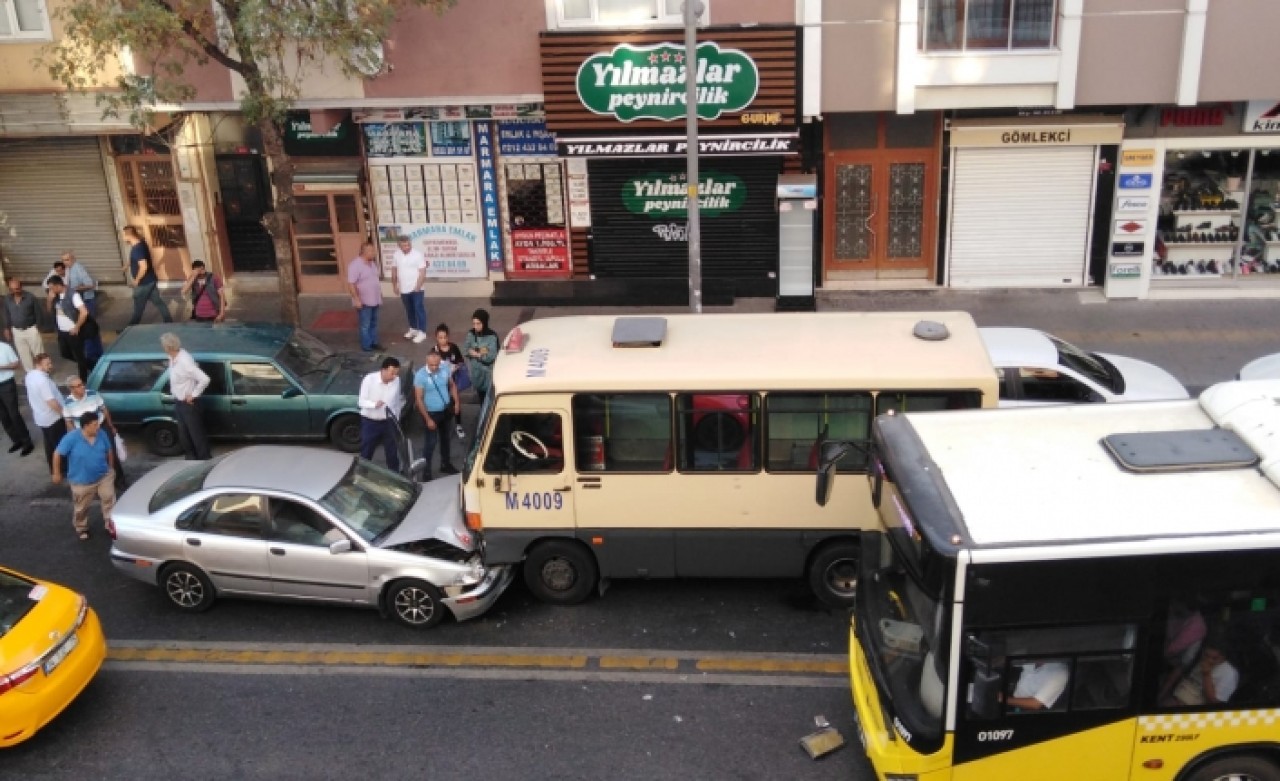 Ters yönden gelen araç minibüsün altında kaldı