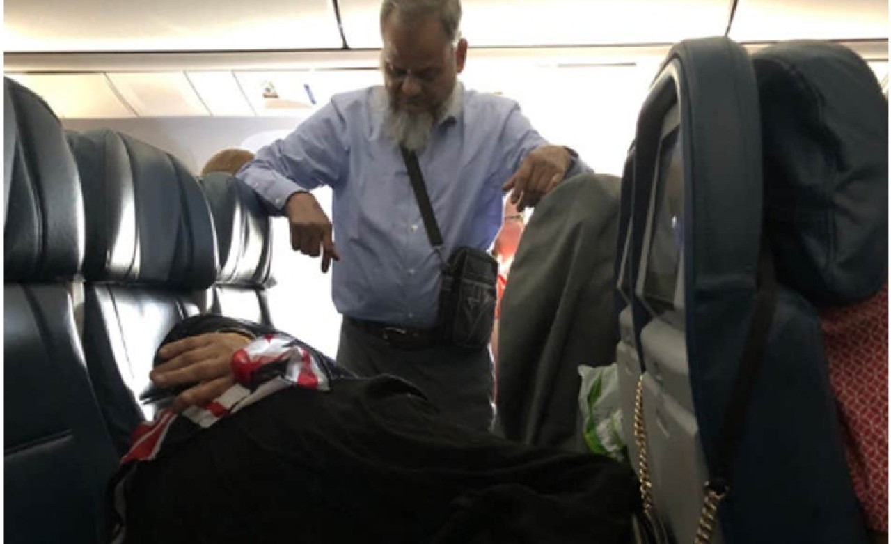 Uçakta Çekilen Bu Fotoğraf Tartışma Konusu Oldu!