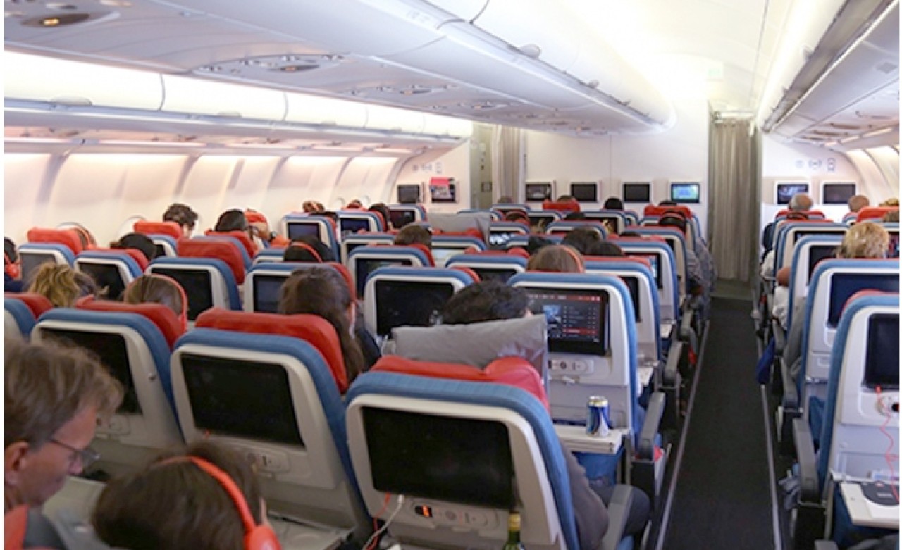 Uçakta Hostesi Isırdı!