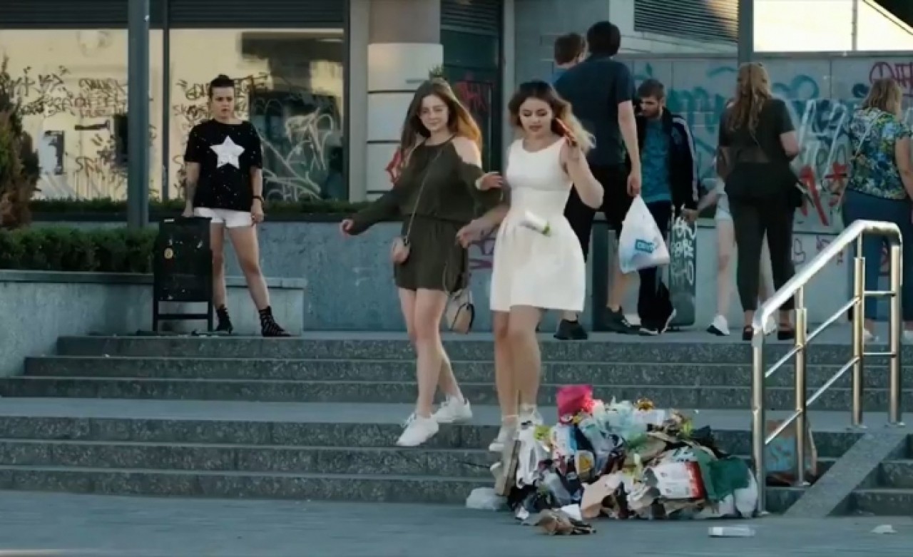 Yere Çöp Atanlardan Böyle İntikam Aldı!