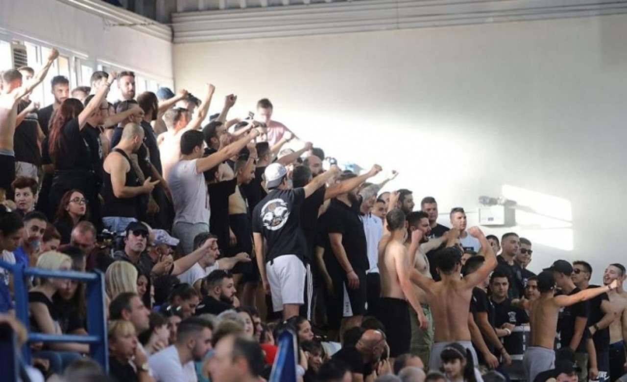 Yunanistan'da Türk Bayrağı Salona Sokulmadı!