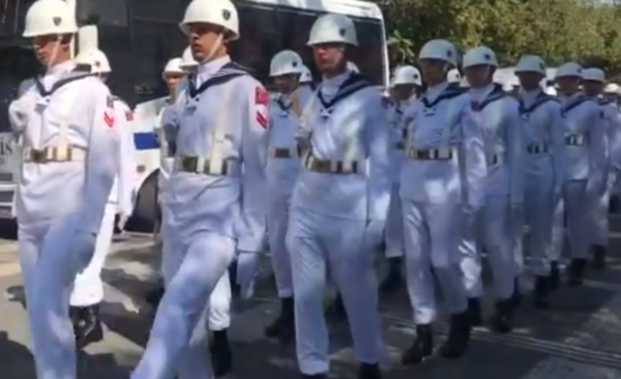 Türk Ordusunun Disiplinsiz Yürüyüşü Şaşkına Çevirdi!