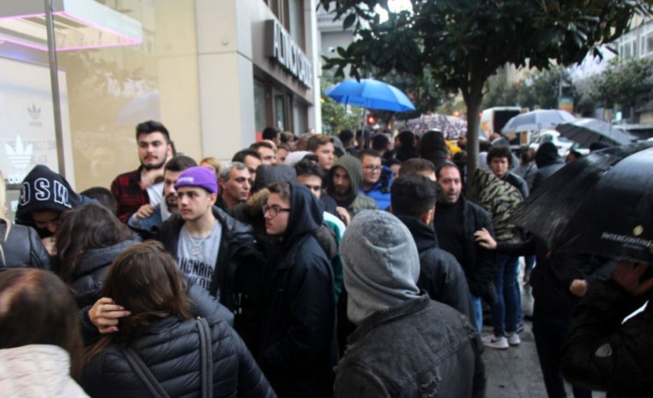 1500 Liraya İnen Ayakkabı İçin Yağmurun Altında Saatlerce Beklediler!