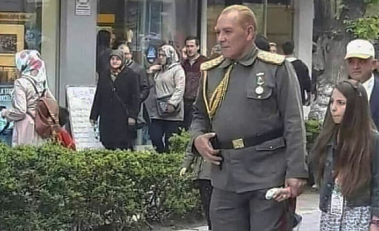 Atatürk'e Benzeyen Adama Tepki Yağdı!