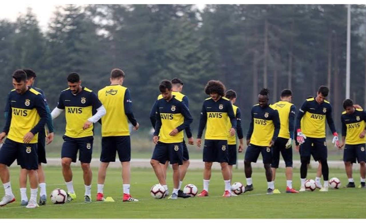 Fenerbahçe Ünlü Futbolcuyla Yollarını Ayırıyor!